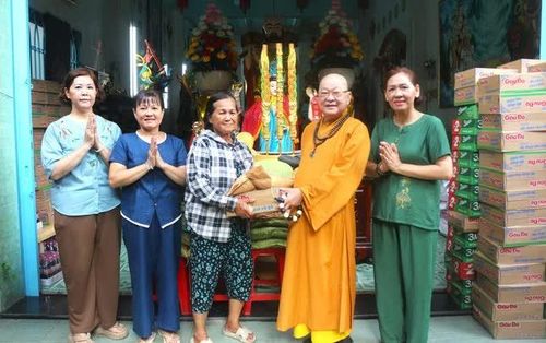 Thượng tọa Thích Nguyên Nhựt trao quà đến bà con có hoàn cảnh khó khăn