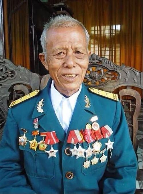 Anh hùng lực lượng vũ trang nhân dân Trịnh Xuân Bảng . Bức ảnh về 8 chiến sĩ Đoàn 10 Đặc công rừng Sác được nhà nhiếp ảnh Văn Sáu - phóng viên mặt trận khi đó ghi lại trước trận đánh cảm tử. Đoàn trưởng, Đại tá Lê Bá Ước thứ 3 trái qua .- Ảnh ; TL