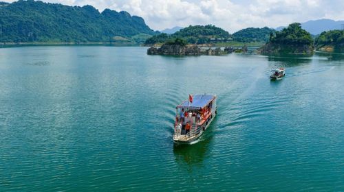 Du khách tham quan trải nghiệm du lịch hồ Hòa Bình. Ảnh: Sở Văn hóa, Thể thao và Du lịch Phú Thọ
