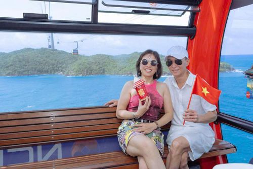 Du khách thích thú đi cáp treo Hòn Thơm
