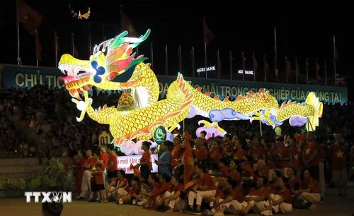 Tâm điểm mùa lễ hội là Đêm hội Thành Tuyên “Lung linh đêm hội trăng rằm”. Ảnh: Quang Cường/TTXVN