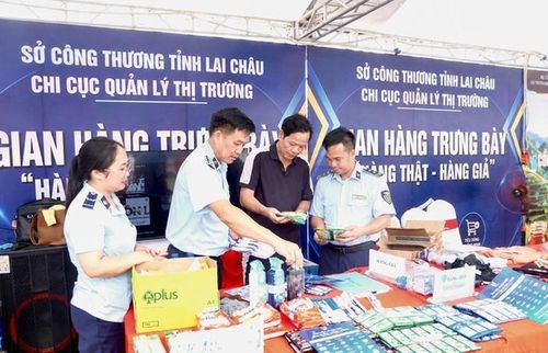 Lực lượng Quản lý thị trường hướng dẫn người dân cách so sánh các sản phẩm thật và giả.
