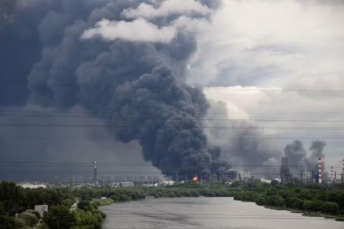Khói đen bốc lên từ một cơ sở năng lượng của Nga sau đòn tập kích của Ukraine. Ảnh: Reuters