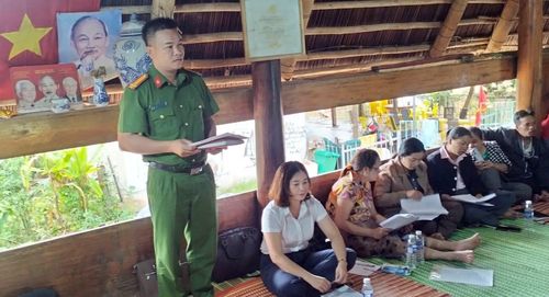 Cán bộ Công an xã Avương phối hợp tuyên truyền, vận động phụ huynh đưa học sinh ra lớp.