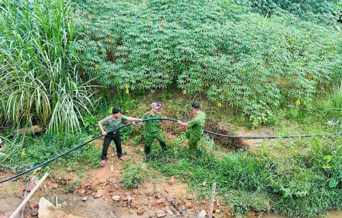 Cán bộ Công an xã Avương khảo sát, lắp đặt hệ thống kéo đường ống dẫn nước về Trường Phổ thông nội trú Tiểu học và THCS Avương.