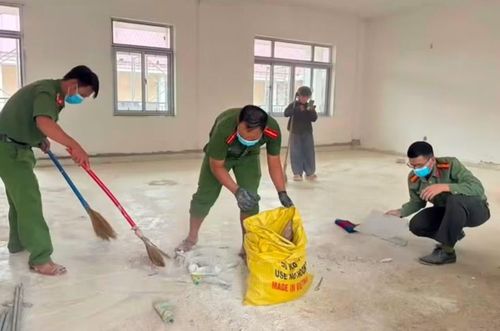 Công an xã Tây Giang tham gia dọn dẹp vệ sinh Trường Phổ thông nội trú, bán trú Tiểu học và THCS xã Tây Giang trước ngày khai giảng.
