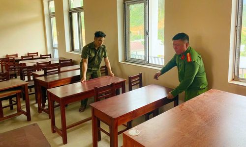Lực lượng Công an xã Avương giúp sắp xếp bàn ghế chuẩn bị cho năm học mới tại Trường Phổ thông nội trú Tiểu học và THCS Avương vào chiều 3/9.