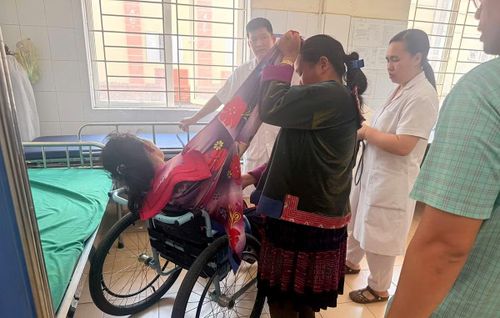 Tổ Công tác kịp thời đưa người bị nạn đến cấp cứu Trung tâm Y tế xã Tuần Giáo.
