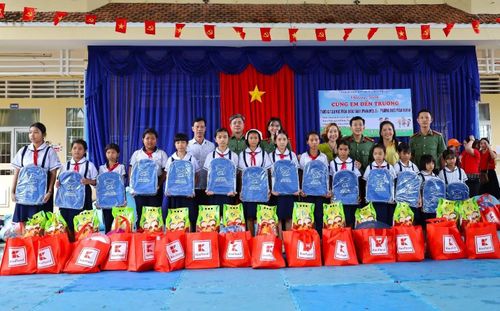 Phòng Tham mưu Công an tỉnh Cà Mau trao tặng 200 suất quà cho học sinh có hoàn cảnh khó khăn tại Trường Tiểu học Trần Quốc Toản.