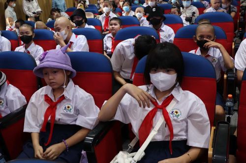 Các em học sinh dự lễ khai giảng.