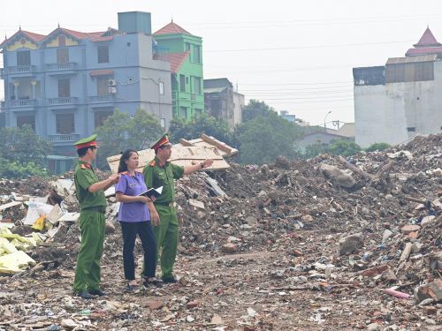 Khu vực các đối tượng đổ chất thải trái phép.