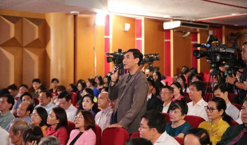 Các đại biểu tham gia chia sẻ ý kiến tại tọa đàm.