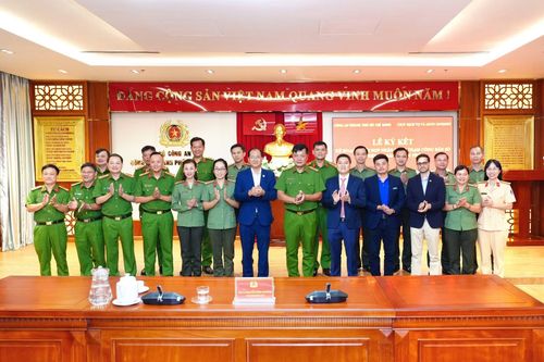 Lãnh đạo các đơn vị tại buổi ký kết kế hoạch phối hợp.