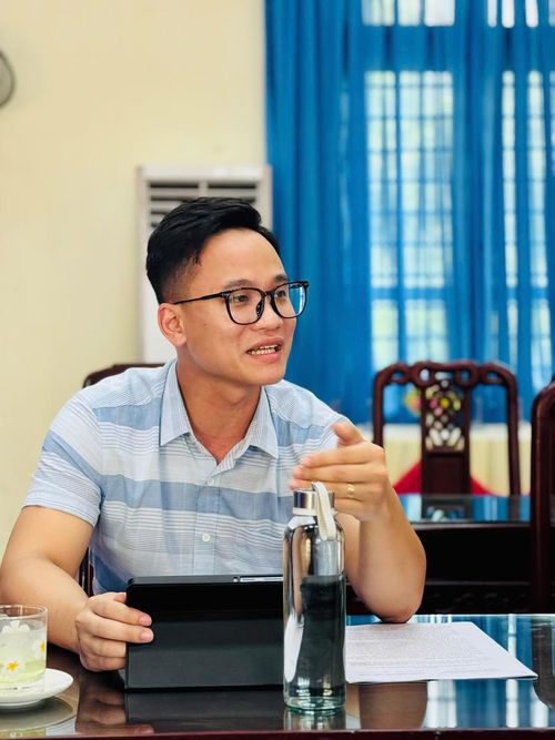 Đồng chí Hoàng Anh Đức – Bí thư Đảng ủy xã Sảng Mộc chia sẻ về hành trình CĐS trong công tác Đảng tại cơ sở: Ảnh: Tập đoàn Viettel cung cấp