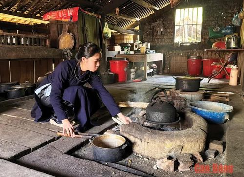 Bếp lửa trong văn hóa người Tày mang đến sự ấm áp, hạnh phúc, may mắn, phát đạt nên không bao giờ để lửa tắt.