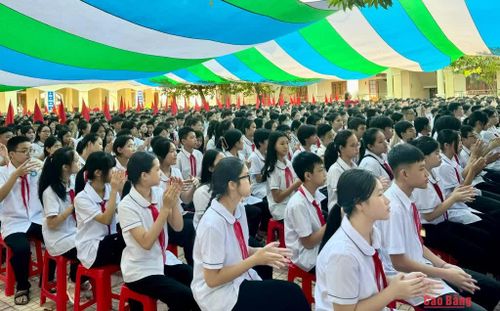 Những tràng vỗ tay rộn ràng trong ngày khai giảng, mở đầu một năm học mới.