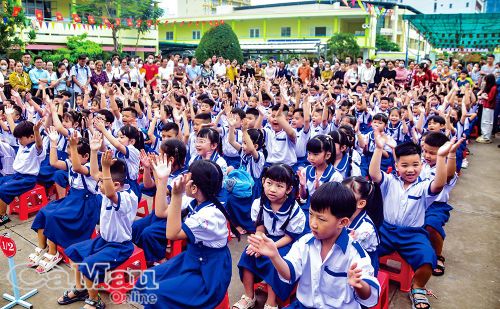 Giáo dục phổ thông hứa hẹn tiếp tục gặt hái thành tích trong năm học 2026-2027. (Trong ảnh: Học sinh lớp 1 Trường Tiểu học Phùng Ngọc Liêm (phường Bạc Liêu) phấn khởi trong ngày tựu trường). Ảnh: KIM CHÚC