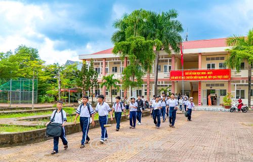 Trường học được đầu tư cơ sở vật chất khang trang, tạo điều kiện nâng cao chất lượng dạy và học. (ảnh chụp tại Trường THCS phường An Xuyên)). Ảnh: NHẬT MINH