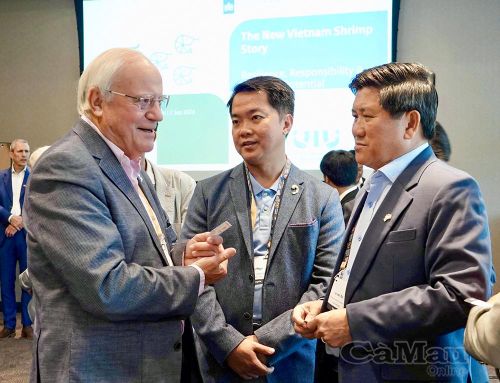 Phó Chủ tịch UBND tỉnh Cà Mau Lê Văn Sử (bìa phải) trao đổi với các đối tác bên lề phiên thảo luận riêng về tôm Việt Nam.