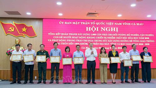 Bí thư Tỉnh uỷ Nguyễn Hồ Hải (thứ 7 từ trái sang) trao khen thưởng cho các tập thể, doanh nghiệp và cá nhân có thành tích tiêu biểu trong thực hiện chương trình hỗ trợ xây dựng 1.069 căn nhà.