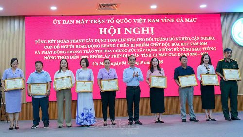 Đồng chí Hồ Thanh Thuỷ, Phó Bí thư Tỉnh uỷ, Chủ tịch Uỷ ban MTTQ Việt Nam tỉnh Cà Mau (thứ 6 từ trái sang) trao khen thưởng cho các tập thể, doanh nghiệp và cá nhân có thành tích tiêu biểu trong thực hiện chương trình hỗ trợ xây dựng 1.069 căn nhà.