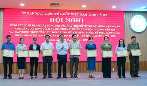 Đồng chí Huỳnh Quốc Việt, Phó Bí thư Thường trực Tỉnh uỷ (thứ 5 từ trái sang) trao khen thưởng cho các tập thể, doanh nghiệp và cá nhân có thành tích tiêu biểu trong thực hiện chương trình hỗ trợ xây dựng 1.069 căn nhà.