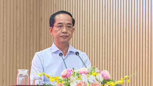 Đồng chí Hồ Thanh Thuỷ, Phó Bí thư Tỉnh uỷ, Chủ tịch Uỷ ban MTTQ Việt Nam tỉnh Cà Mau, phát biểu tại hội nghị.