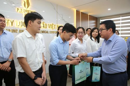 Tổng Giám đốc BSR Nguyễn Việt Thắng trao tận tay những món quà  để động viên lớp thế hệ “người PETROVIETNAM” mới làm việc tại BSR.