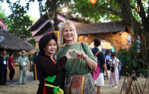 Khách du lịch đến tham gia lễ hội văn hóa dân gian