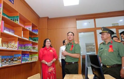 Thượng tướng Phạm Thế Tùng - Thứ trưởng Bộ Công an - tham quan Phòng thư viện thông minh của trường
