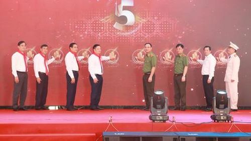 Thượng tướng Phạm Thế Tùng cùng các đại biểu thực hiện nghi thức khai bút mở trường