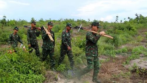 Những người lính trẻ trên đường đi tìm kiếm hài cốt Liệt sĩ của cha anh
