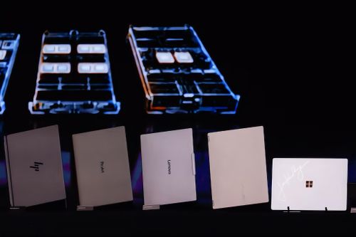 Một chiếc máy tính xách tay sử dụng GPU NVIDIA RTX Spark, có chữ ký của CEO NVIDIA Jensen Huang. (Ảnh: Reuters)