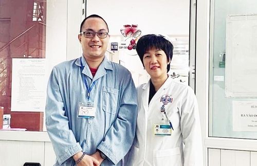 Anh Tuấn chụp ảnh cùng bác sĩ trực tiếp điều trị trong ngày xuất viện. (Ảnh: NVCC)