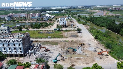 Được biết, ngoài ngôi biệt thự này, tại tổ dân phố Lẽ còn khoảng 30 hộ dân thuộc diện giải phóng mặt bằng để triển khai dự án đường kết nối sân bay Gia Bình với Hà Nội.