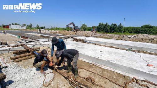 Với kích thước lớn, trọng lượng lên tới hàng trăm tấn, việc di dời biệt thự dự kiến kéo dài nhiều tháng, được thực hiện qua nhiều giai đoạn với độ chính xác cao. Chi phí cho việc dịch chuyển căn biệt thự dự kiến lên đến vài tỷ đồng. Những ngày này, hàng chục công nhân phải làm việc liên tục dưới trời nắng nóng để phục vụ quá trình di dời.