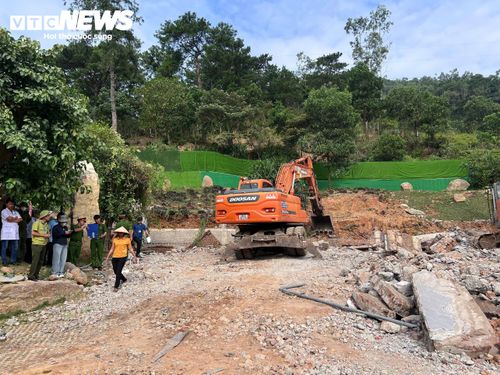 Lực lượng công an, y tế có mặt trong quá trình cưỡng chế.