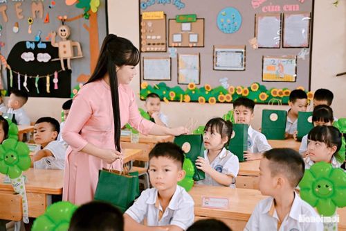 Cô và trò trường Tiểu học Vương Thừa Vũ (Ảnh: Nhà trường cung cấp).