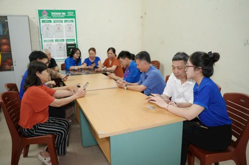 Người cao tuổi trên địa bàn phường Ô Chợ Dừa được hướng dẫn sử dụng điện thoại thông minh, tiếp cận các tiện ích số. Ảnh: H.Duy