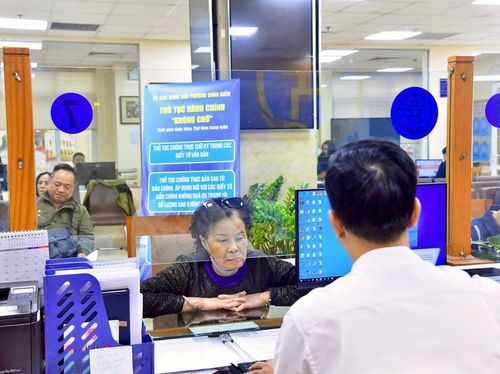 Người dân đến UBND phường thực hiện thủ tục hành chính. Ảnh: Kiên Trung