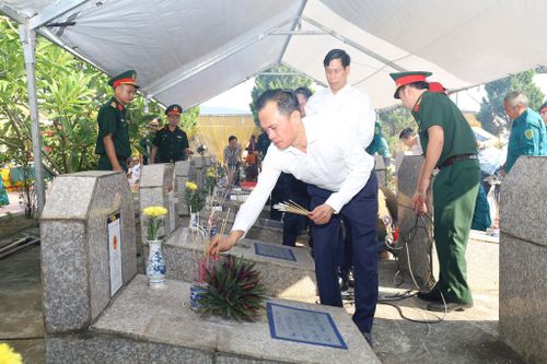 Lãnh đạo phường Chương Mỹ và các đại biểu dâng hương tưởng niệm các Anh hùng liệt sĩ. Ảnh: Kim Nhuệ