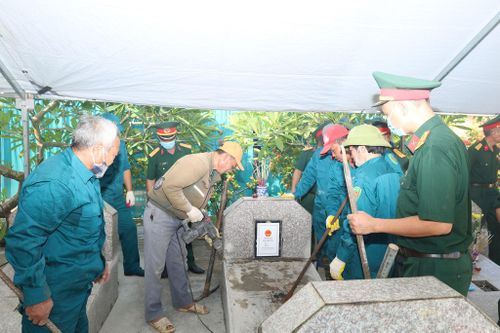 Các lực lượng khai quật phần mộ theo quy trình. Ảnh: Kim Nhuệ