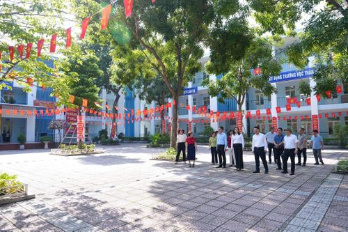 Sáng 4-9, Bí thư Đảng ủy, Chủ tịch HĐND xã Đặng Thị Huyền rà soát công tác chuẩn bị năm học mới tại các trường học trên địa bàn. Ảnh: Nguyễn Sơn