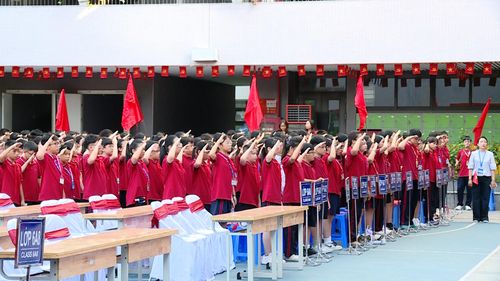 Học sinh Trường Trung học cơ sở Trần Duy Hưng háo hức chuẩn bị cho lễ khai giảng. Ảnh: Lê Nguyễn