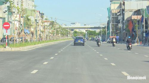 Phương tiện lưu thông trên tuyến đường vành đai 1, đoạn Hoàng Cầu - Voi Phục. Ảnh: Lại Tấn