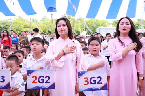 Thời tiết Hà Nội tương đối thuận lợi để cô và trò khai giảng, bước vào năm học mới. Ảnh: Văn Tuyến