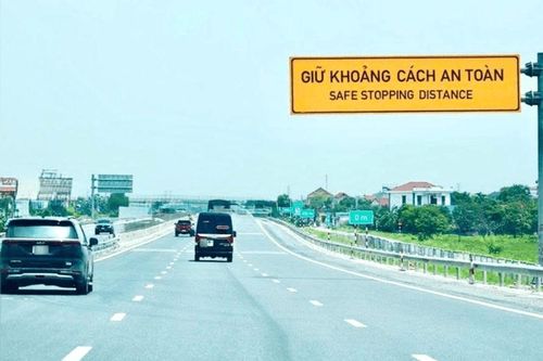 Khoảng cách giữa các phương tiện trên cao tốc là không gian an toàn cần được tôn trọng. Ảnh: PV