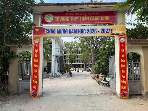 Các trường học trên địa bàn xã Ứng Thiên đã trang trí cổng trường rực rỡ sẵn sàng cho ngày khai giảng. Ảnh: Hoa Hồng