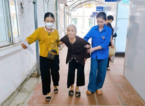 Người cao tuổi được đoàn viên thanh niên hỗ trợ đến điểm khám. Ảnh: ĐP
