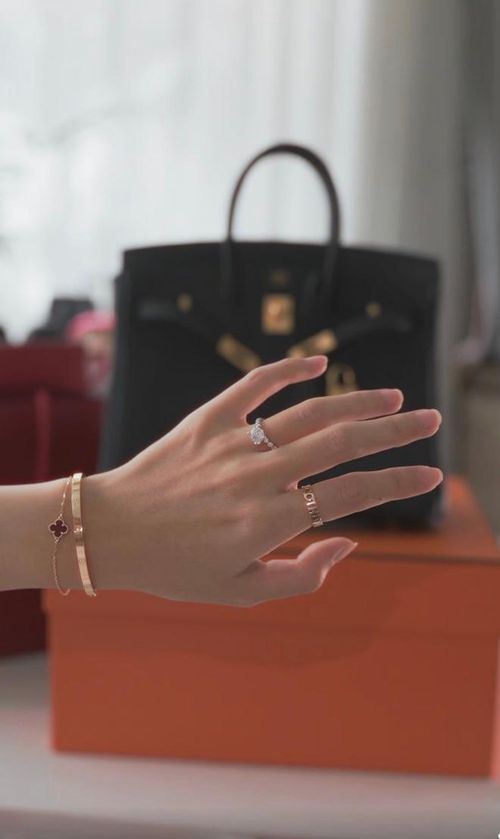 Vòng tay từ bộ sưu tập Love của Cartier có giá 5.300 USD (khoảng 140 triệu đồng).
